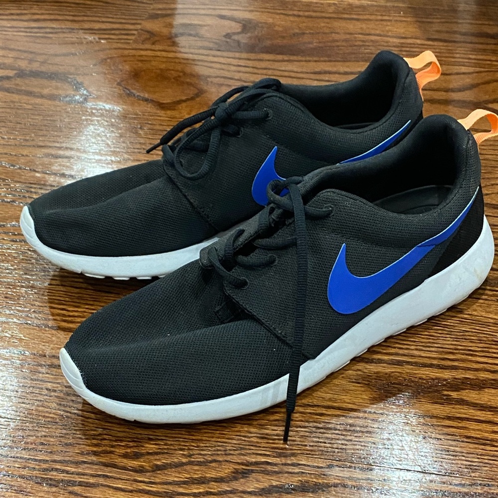 Like new Mens Nike Rosche Runs Sneakers Size 13